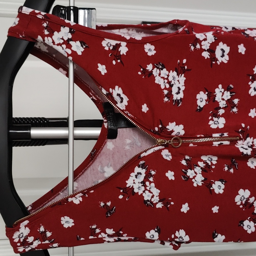 Red tanktop - Picture 4 of 11